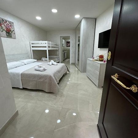 Chloehouse Apartment Наполи Екстериор снимка