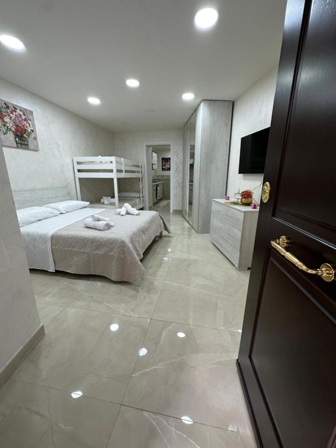 Chloehouse Apartment Наполи Екстериор снимка